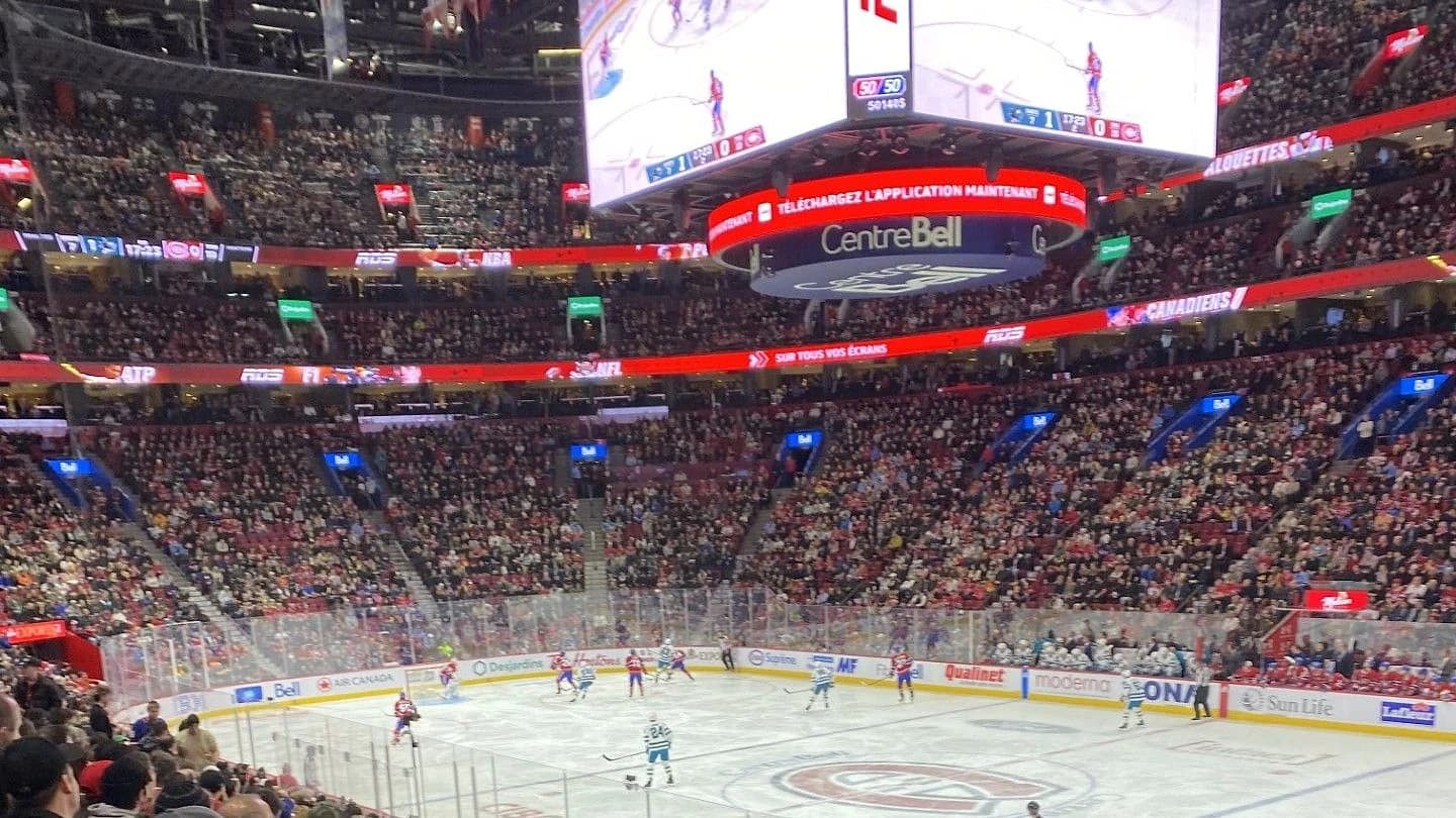 Le Centre Bell pendant un match des Canadiens, vu des gradins